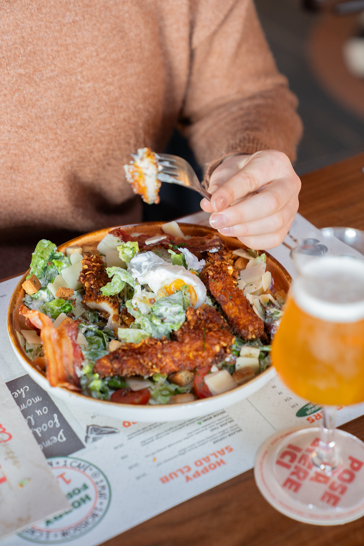 hoppy monkey salade caesar poulet frit oeuf