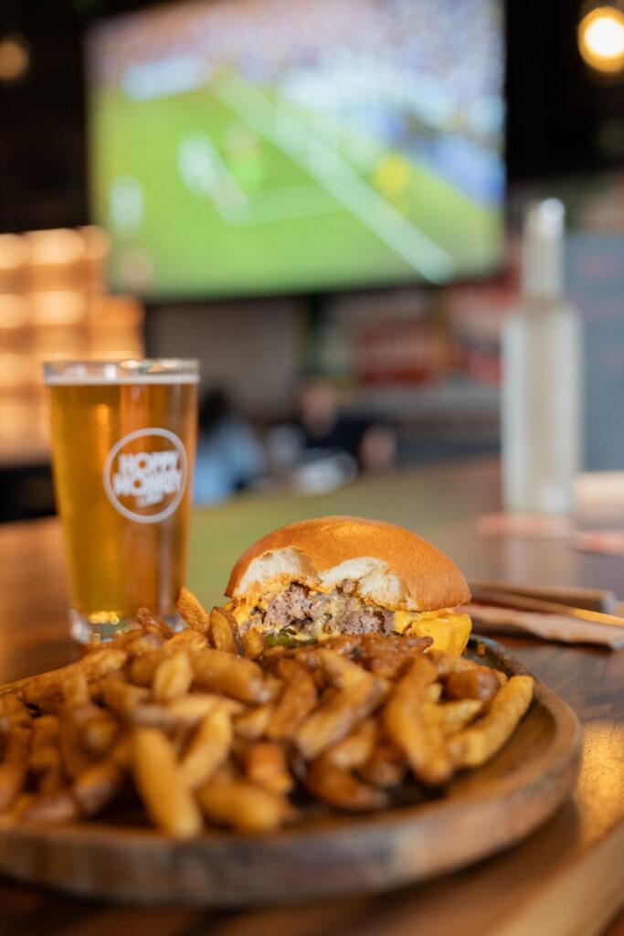Top 5 des brasseries à Labège : Hoppy Monkey en tête, bières artisanales, tapas et ambiance conviviale. Afterworks, terrasses et bonnes adresses à découvrir.